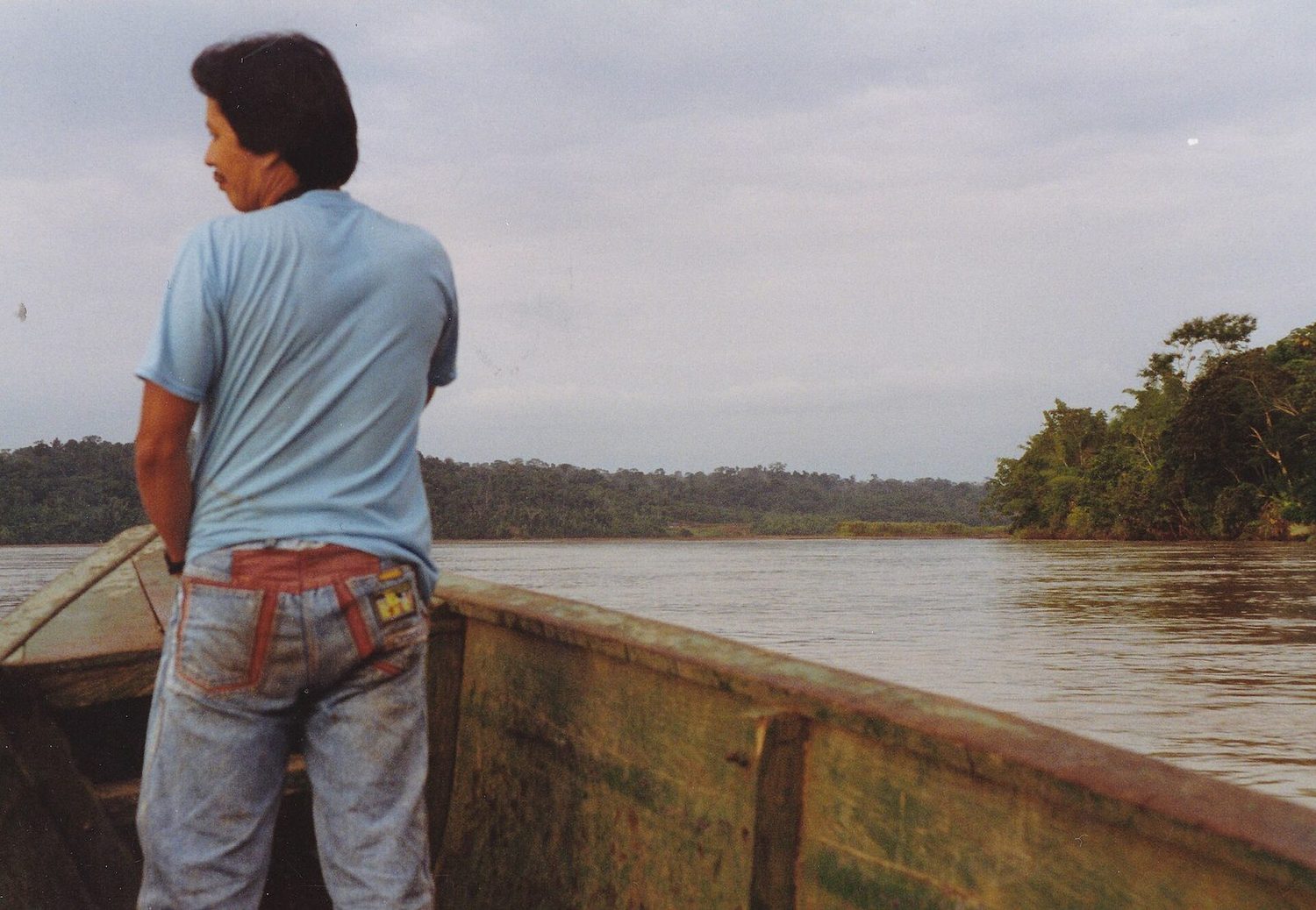 Bote navegando por el río Napo en la Amazonía ecuatoriana