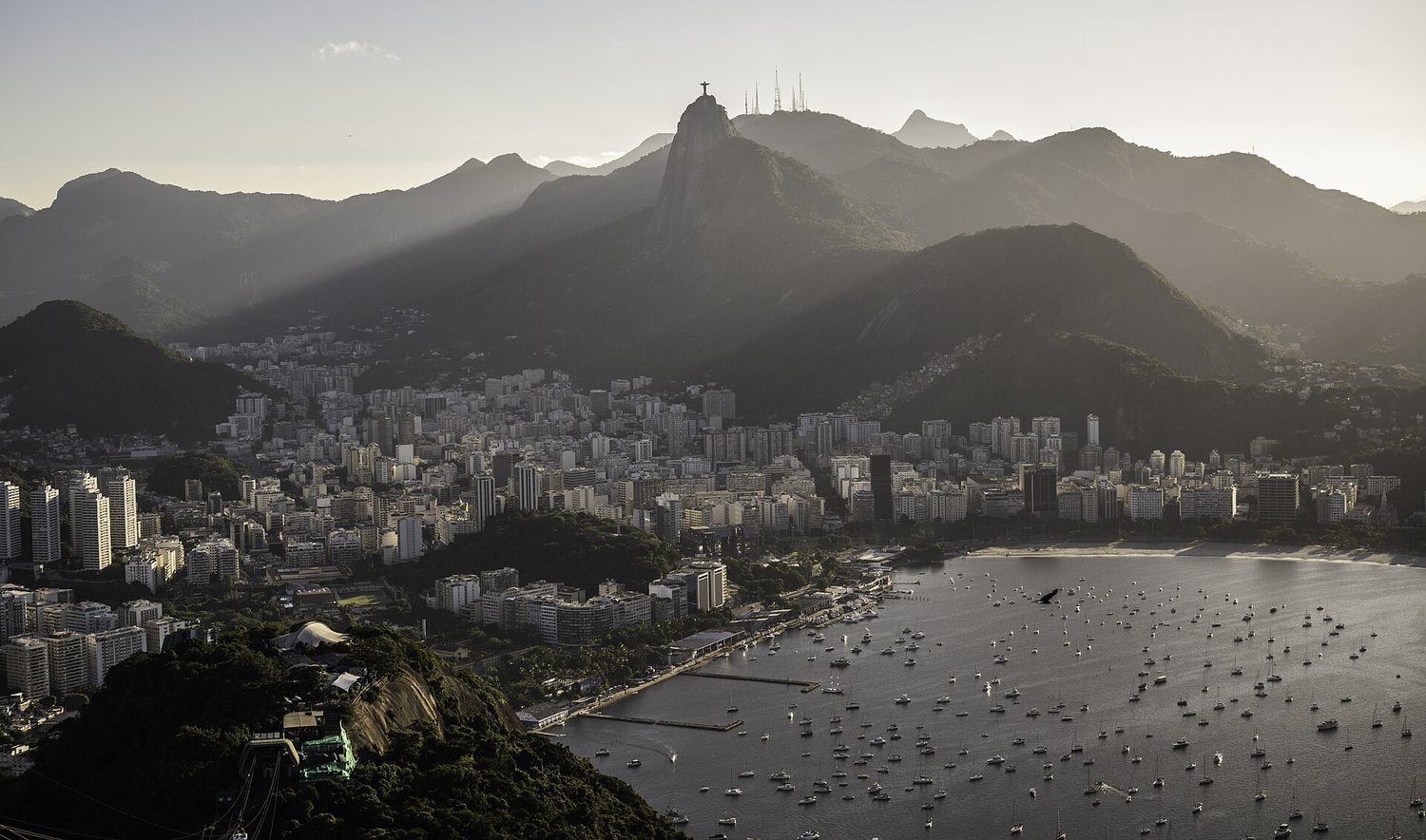Bahía de Botafogo y cerro Corcovado en Río de Janeiro