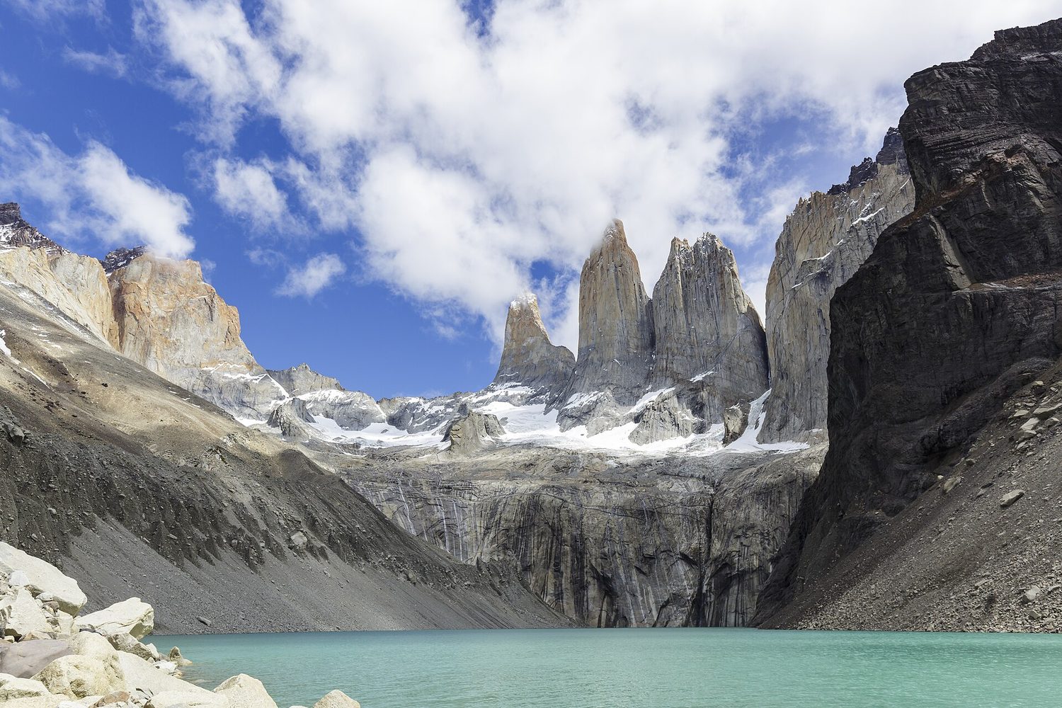 Torres de granito y laguna en el parque nacional Torres del Paine